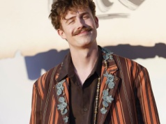 Debiutant gwiazdą przebojowej polskiej komedii. Znacie go z kultowego serialu