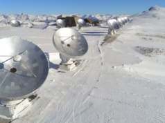 Niezwykły Krzyż Einsteina z 5. obrazem tego samego obiektu