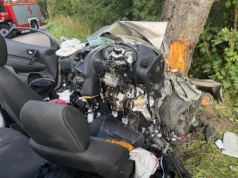 Horror na drodze. Nie żyje ojciec i niemowlę, matka z 3-letnim dzieckiem są w szpitalu. Z Nissana nic nie zostało (ZDJĘCIA)