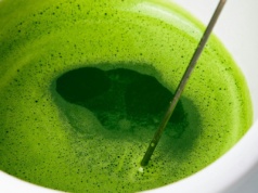 Uwielbiany napój it-girls to ratunek dla... włosów. Ten beauty trend podbija rynek