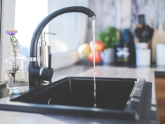 Sanepid ostrzega: woda z wodociągu Pszczółczyn nie nadaje się do picia