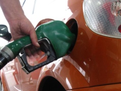 Tankujesz "lepsze" paliwo? Mechanik zdradza, co dzieje się z silnikiem. Tego nie mówią na stacjach