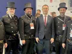 Zawsze będę wspierał to, żeby każdy mógł ogrzewać swój dom kominkiem