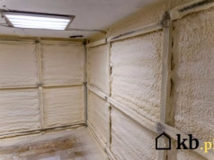 Gnijące belki i pleśń zamiast ciepła? Tak kończy się źle położona pianka