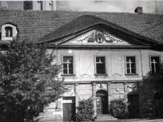 Zielonogórski ratusz z podejrzanym rogiem obfitości