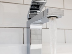 Pilny komunikat sanepidu. Woda w kranie skażona! Jest niebezpieczna dla zdrowia