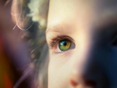 7 sygnałów, które dziecko wysyła, gdy czuje się samotne. Rodzice bywają na nie ślepi