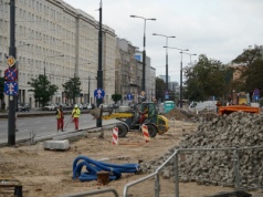 Budowa drogi dla rowerów w al. Solidarności. Utrudnienia przy wolskim ratuszu