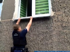 Z mieszkania dochodziły niepokojące odgłosy. Policja pokazała przejmujące nagranie
