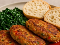 ​Kotlety wieprzowo-ziemniaczane – ze szpinakiem i ciabattą podane. Propozycja Jurka Sobieniaka