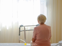 81-latka w stanie krytycznym po pięciu dniach pobytu w domu opieki. "Nie zmienili jej nawet bluzki"