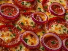 Wyjątkowo szybka zapiekanka ziemniaczana. Z mięsem, salami i pokaźną ilością sera