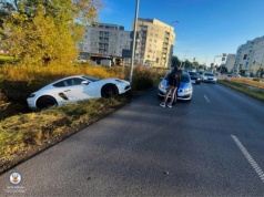 Chciał się popisać przed dziewczyną, ale to nie skończyło się dobrze. Porsche wylądowało w rowie