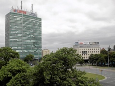 Jeden z najdziwniejszych wieżowców w Polsce. Budowano go od góry i wykorzystano... garnki