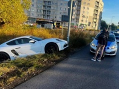 Ursynów. Chciał się popisać jazdą porsche, wylądował w rowie