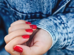 Postaw na ten kształt paznokci. Dłonie zyskują smuklejszy wygląd