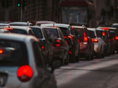 Zakaz aut spalinowych do kosza? Europoseł KO: Żadnych zakazów