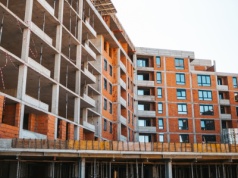 Tysiące Polaków straciło majątek. Słynny deweloper trafił za kratki