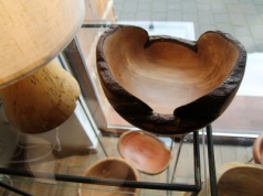 Unikatowe drewniane misy i lampy w Galerii Sztuk”i”