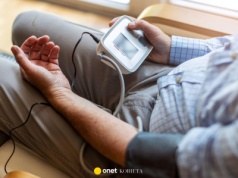 Masz ponad 60 lat? Ta popularna przekąska może pogorszyć twoje ciśnienie krwi