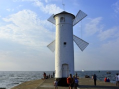 Biały wiatrak ma moc przyciągania. To najbardziej romantyczne miejsce nad Bałtykiem