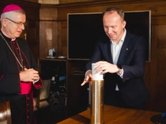 Pamiątki dla przyszłych pokoleń - w Legnicy zamknięto kapsułę czasu (FOTO)