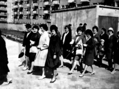 Pochód na ulicy Nowotki. Nie sposób rozpoznać, który blok jest na zdjęciu