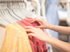 Jeśli planujesz kupić 1 sukienkę na jesień, niech będzie w tym kolorze