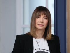 Modne spodnie dla dojrzałych kobiet. Wizualnie odmładzają i wyszczuplają