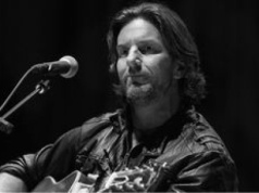 Znany muzyk country i laureat Grammy nie żyje. Brett James zginął w katastrofie samolotu