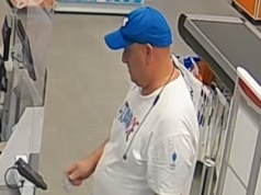 Na koszulce "France", a na głowie niebieska czapka. Szukają tego mężczyzny