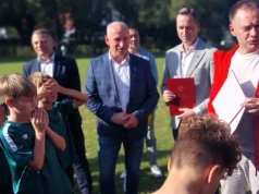 Minister sportu przytargał do Złotoryi worek pieniędzy