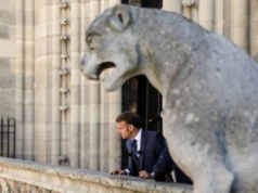 Prezydent Francji otworzył wieże Notre Dame po renowacji; wstęp dla publiki od soboty (wideo)