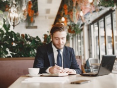 Polacy obawiają się zakładania firm. Powstrzymuje ich nie tylko gąszcz przepisów