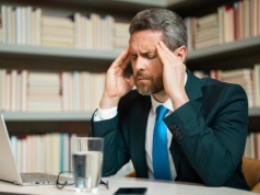 Polscy menedżerowie na granicy wytrzymałości. Zamiast odpocząć, sięgają po alkohol