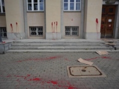 Wulgarne napisy na budynku sądu. Dotyczyły premiera i ministra sprawiedliwości. Są zarzuty