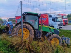 Wpadł ciągnikiem do rowu przy autostradzie A1. 33-latek był pijany