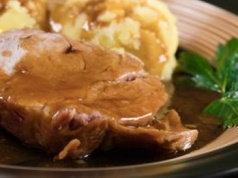 Na obiad robię schab w sosie własnym. Wychodzi tak delikatny, że nie trzeba używać noża