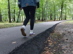 Tuż przed konferencją prasową prezydenta MZUiM na szybko wylewał asfalt w Parku Kościuszki. Efekt jest daleki od ideału