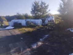 Wypadek na drodze wojewódzkiej nr 824. Ciężarówka przewróciła się po zderzeniu z osobówką (zdjęcia)