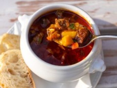 W chłodne dni robię aromatyczną zupę. Przepis mam od cioci z Węgier