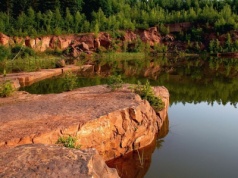 Czerwone piaskowce koło Suchedniowa. Tworzą nieziemski krajobraz