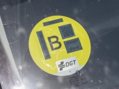 Nowe naklejki na samochody. Spalanie liczy się bardziej niż silnik