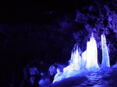 Magiczny świat pod japońskim wulkanem. Tysiącletnia jaskinia zachowała temperaturę lodu