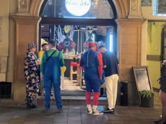 Przebierańcy na Rynku. Krakowianka pisze do prezydenta: „To groteska” (Galeria)