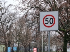 Znak kwadrat B-43 to nie jest zwykłe ograniczenie prędkości. Potężne mandaty