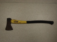 Trzy osoby zatrzymane za pobicie – jedna odpowie także za użycie niebezpiecznego narzędzia