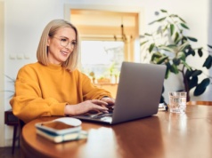 Słowo, które zmienia zasady gry. To od niego zależy, co pokaże ci AI