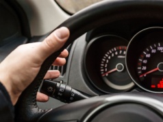 Kierowcy myślą, że to zbędne i wprowadzają chaos. Przepisy wyjaśniają ich w jednym zdaniu