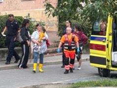 Mariensztat. Małe dziecko zabrane w asyście policji od matki. "Notorycznie się tam coś dzieje"